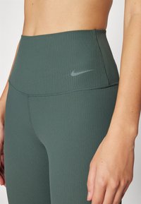Nike Performance ZENVY - Tajice - vintage green/black