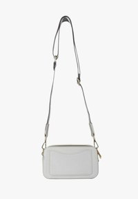 Borsa a tracolla grigia con superficie testurizzata, chiusura a zip e forma sottile. Tracolla regolabile con ferrature metalliche e dettaglio con tasca frontale.