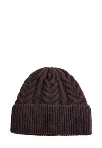 Sötétlila kötött sapka, texturált kötélszerű mintával a tetején és bordázott mandzsettával, puha, meleg anyagból készült.