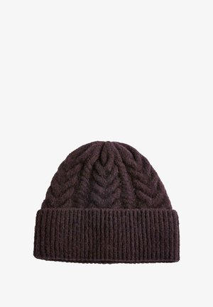 Cappello lavorato a maglia in viola scuro, con un motivo a trecce testurizzato nella parte superiore e un risvolto a coste, realizzato in un materiale morbido e caldo.