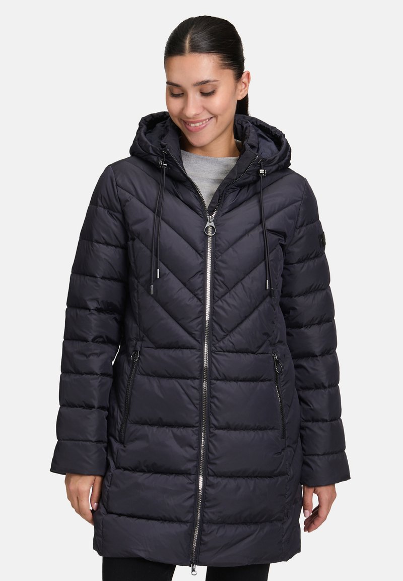 Kurtka puchowa w ciemnym granacie z kapturem, z zamkiem z przodu, wzorem w zygzak i kieszeniami bocznymi; wykonana z lekkiego, błyszczącego materiału.