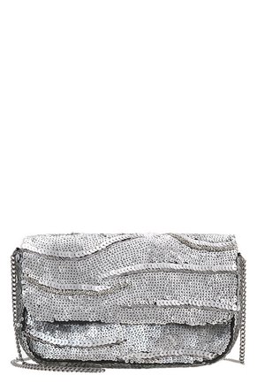 Kleine zilveren clutch tas bedekt met glanzende pailletten met een dunne zilveren kettingriem.