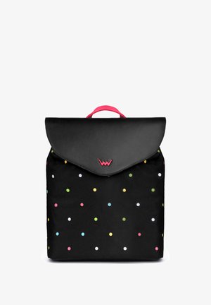 Schwarzer Rucksack mit Umschlagklappe, rosa Griff und mehrfarbigen Polka-Dots. Das Material wirkt glatt und strapazierfähig mit einem strukturierten Design.