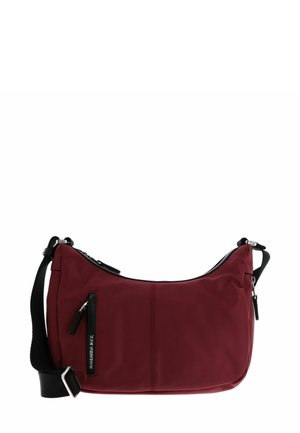 Sac à épaule bourgogne avec une forme courbée, en tissu, comportant une poche zippée noire, une sangle réglable et une texture lisse.