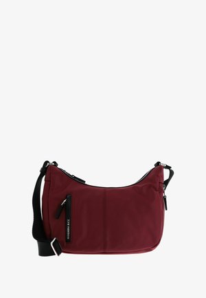 Sac à épaule bourgogne avec une forme courbée, en tissu, comportant une poche zippée noire, une sangle réglable et une texture lisse.