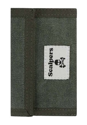 Cartera de tela verde con ribete oscuro y una etiqueta blanca que muestra la palabra "Scalpers" y un logotipo de calavera con huesos cruzados.