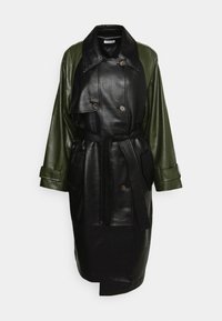 Dlouhý trench coat s černým koženým tělem a zelenými koženými rukávy, s páskem v pase, dvěma předními kapsami a knoflíkovým zapínáním.
