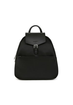 Sac à dos noir en nylon avec une forme structurée, un rabat pliant et un accent en boucle argentée. Comprend une poche avant et une poignée supérieure.