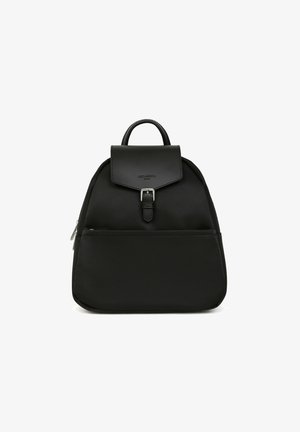 Zwarte nylon rugzak met een gestructureerde vorm, oprolbare klep en zilveren gespaccent. Voorzien van een voorvak en een handvat aan de bovenkant.