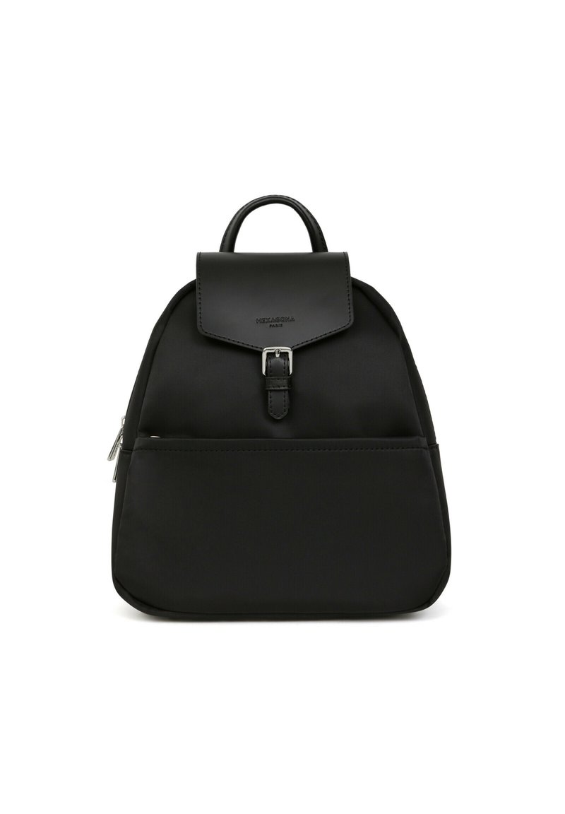 Zaino in nylon nero con una forma strutturata, pattina pieghevole e accento in fibbia argentata. Presenta una tasca frontale e un manico superiore.