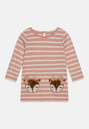 Chemise à manches longues pour tout-petits rayée rose et blanche avec deux visages de cerfs souriants et des nœuds roses brodés près de l'ourlet.