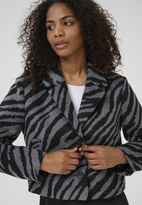 Kaffe KATORA - Välikausitakki - black grey animal