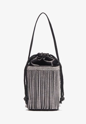Petit sac seau en satin noir avec longue bandoulière et franges en strass argenté sur le devant, fermeture par cordon torsadé.