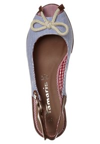 Chaussure plate à bride arrière rayée bleu et blanc avec un nœud crème sur l'avant et une doublure intérieure vichy rouge, semelle intérieure marron avec le logo "Tamaris".