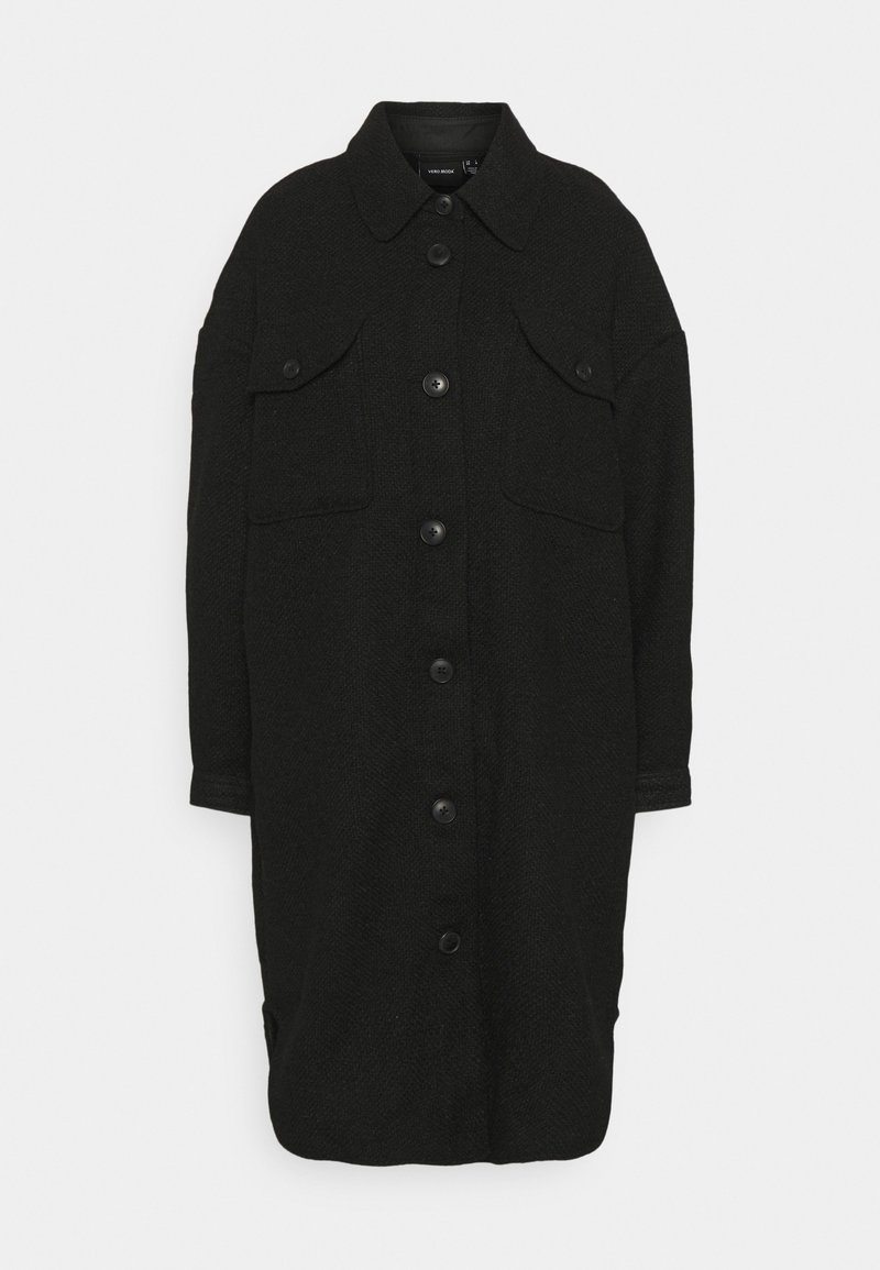 Long manteau noir boutonné avec col et deux poches poitrine à rabat, présenté sur fond blanc uni.