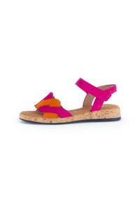 Roze en oranje sandaal met een kurken zool en twee stoffen banden aan de voorkant, één roze en één oranje, met een verstelbare enkelband.
