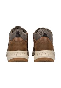 Ein Paar braune Wildleder- und Stoff-Freizeitsneaker mit texturierten beigen Sohlen, von hinten auf einem weißen Hintergrund betrachtet.