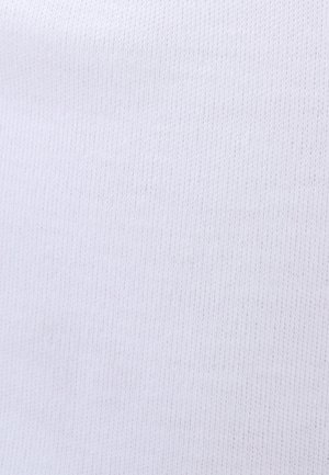 Tessuto bianco a righe con un aspetto texturizzato e lavorato a maglia. Il materiale è liscio e morbido, uniforme nel colore senza motivi o accenti.