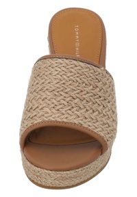 Geweven beige instapsandaal met een chunky hak, met een tan leren binnenzool en een open-teen ontwerp. Subtiele stiksels als accent.