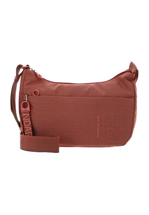 Petit sac bandoulière texturé brun rougeâtre avec fermeture éclair, sangle réglable et inscription de la marque discrète sur le devant.