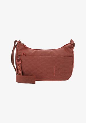 Petit sac bandoulière texturé brun rougeâtre avec fermeture éclair, sangle réglable et inscription de la marque discrète sur le devant.