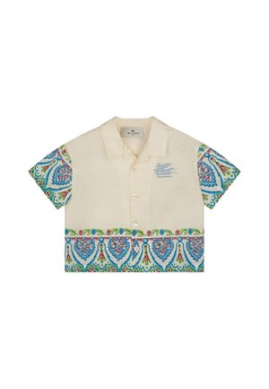 Camisa de manga corta color crema con botones, con patrones florales en azul, verde y rosa en las mangas y el dobladillo, y un pequeño pájaro bordado en el pecho.