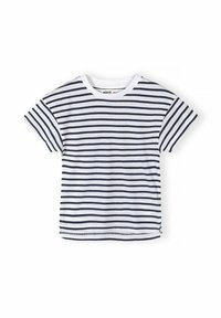 Bela kratka majica s kratkimi rokavi z enakomerno razporejenimi vodoravnimi mornarsko modrimi črtami, okroglo izrezanim ovratnikom in majhno znamko znotraj ovratnika.