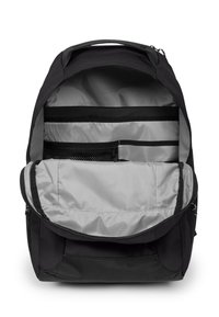 Černý batoh se šedým interiérem. Obsahuje několik přihrádek, včetně kapsiček na zip a z mřížkované látky, a vrchní držadlo pro nošení.