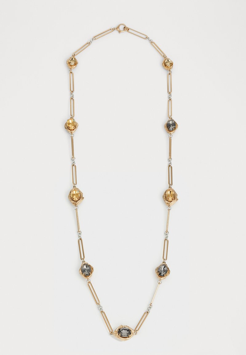 Collana in tonalità oro caratterizzata da alternativi anelli metallici allungati e pietre rotonde in tonalità ambra e grigia, che mettono in evidenza un mix di texture e forme.