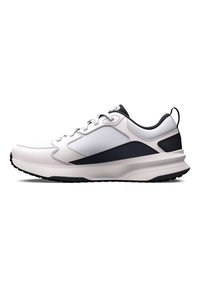 Zapatilla deportiva blanca con parte superior texturizada, acentos negros, diseño con cordones y suela acolchada y texturizada para agarre y soporte.