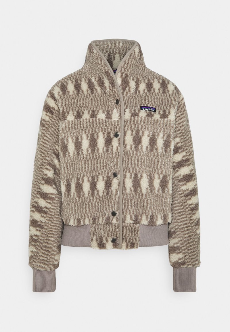 Chaqueta de forro polar con estampado marrón y crema, cuello con cremallera, parte frontal con botones, y puños y dobladillos acanalados. Presenta un parche con el logo en el pecho.