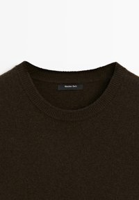 Pull marron foncé à col rond avec col côtelé et étiquette de marque Massimo Dutti à l'intérieur de l'encolure.