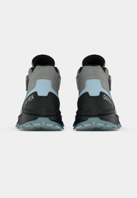 GORE-TEX pohodniški čevlji v sivi, črni in modri barvi. Imajo teksturirano zgornji del, ojačan petni del in robustno podplat za oprijem.