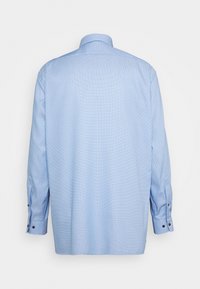Camicia a maniche lunghe di colore azzurro chiaro con un sottile motivo a scacchi, polsini abbottonati e colletto classico vista da dietro.