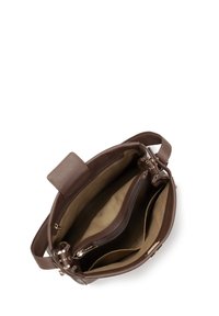 Borsa a tracolla in pelle marrone con finitura testurizzata, dotata di due scomparti interni, una tasca con zip e dettagli in metallo color oro.