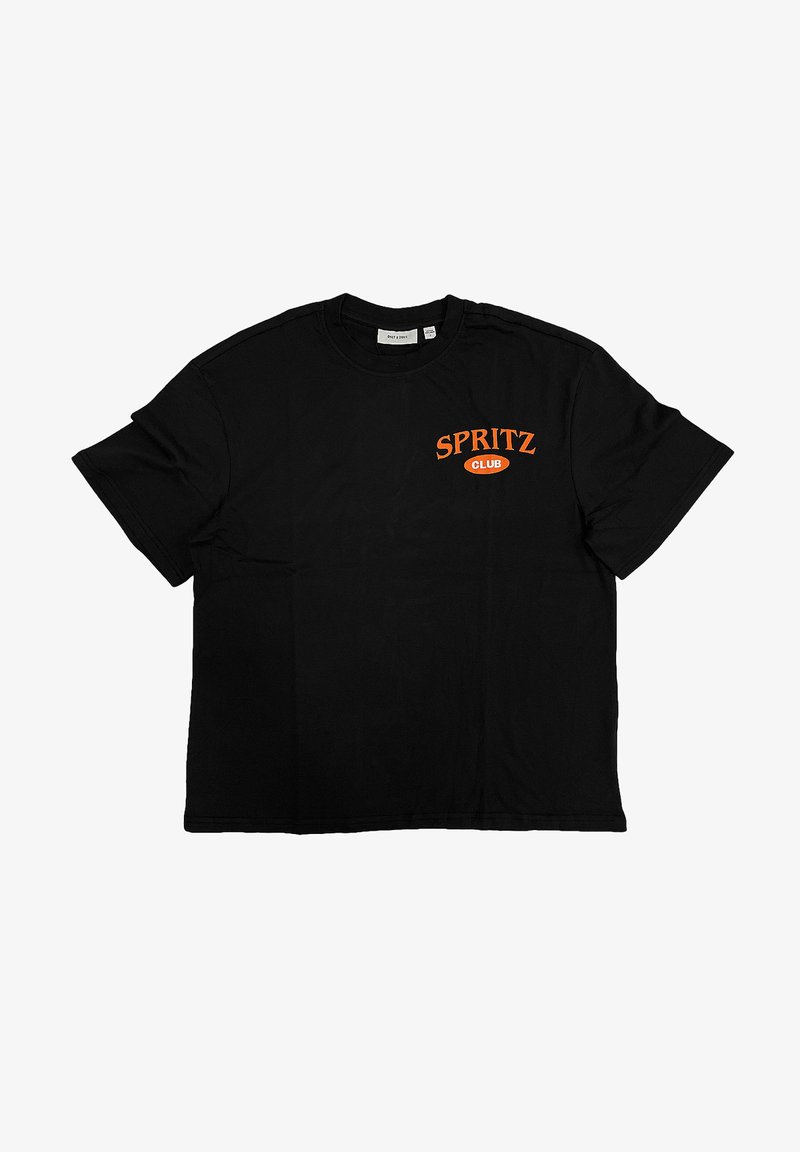 Schwarzes Baumwoll-T-Shirt mit kurzen Ärmeln und Rundhalsausschnitt, mit einem orangefarbenen "SPRITZ CLUB"-Grafik auf der linken Brust.