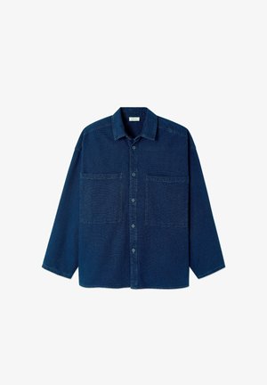 Tamsiai mėlyna ilgomis rankovėmis veliūrinė palaidinė su apykakle, priekyje užtrauktukais ir dviem didelėmis kvadratinėmis krūtinės kišenėmis.