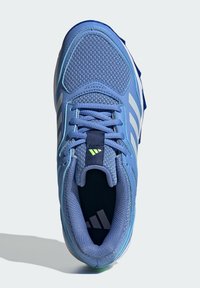 Modré športové topánky s priedušným zvrškom, plochými šnúrkami, polstrovaným golierom a tromi bielymi prúžkami na boku. Gumová podrážka s textúrovaným vzorom.