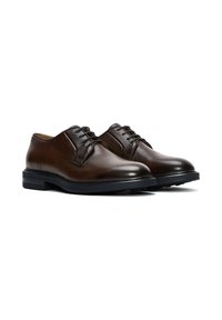 Zapatos de vestir de cuero marrón con un acabado suave, punta redondeada y suela plana de goma negra. Presentan cordones y detalles de costura sutiles.