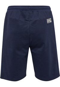 Marineblauwe sportshorts met een gladde textuur, elastische tailleband en een label met merkinformatie aan de achterkant.