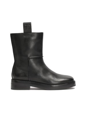 Bottine en cuir noir avec bout rond, talon bas, et languette à tirer présentant un logo embossé.