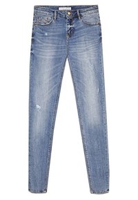 Strakke blauwe spijkerbroek met een vervaagde wassing, met lichte slijtage en rafeling aan de zakken. Details omvatten steekzakken aan de voorkant en een ritssluiting.