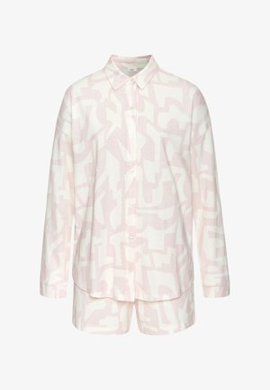 Lichtroze pyjama set met een knoopsluiting lange mouwen shirt en shorts. De stof heeft een zachte textuur met een wit abstract patroon door het geheel.