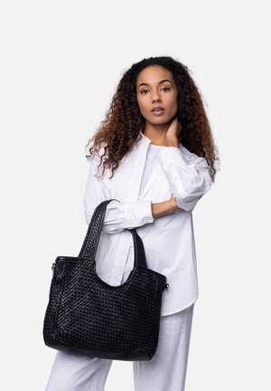 Borsa a spalla in pelle intrecciata nera con due manici robusti e accenti in hardware dorato, caratterizzata da una texture morbida e un design spazioso.