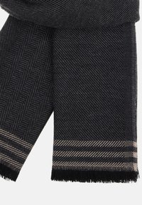 Sort og grå hørmønsteret tørklæde med frynser og en stribet detalje i lys beige ved enderne. Blød tekstur.
