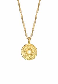 Zelta kaklarota ar teksturētu apaļu piekariņu, kam centrā ir pērle un saules staru dizains, karājas uz savītas ķēdes.