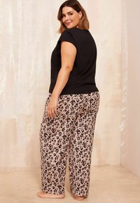 Curves Like These PRINTED SHORTS SLEEVE - REGULAR FIT - Pyžamová súprava - black
