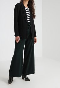 ONLY Petite Abrigo corto - black