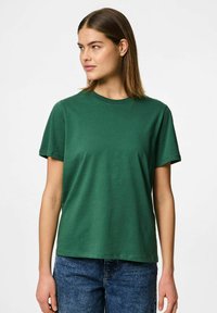 Pieces PCRIA SS SOLID TEE NOOS - Paprasti marškinėliai - hunter green