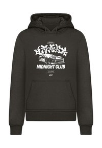 Juodas didelis džemperis su priekinėmis kišenėmis ir iškiliais rankogaliais. Ant jo yra balti grafikos tekstai ir automobilio atvaizdas, pažymėtas "MIDNIGHT CLUB" ir "OSAKA".